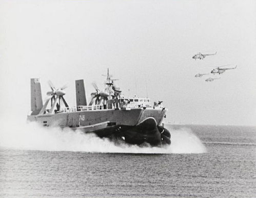 气垫船突击登陆声势浩大 东德军演老照片